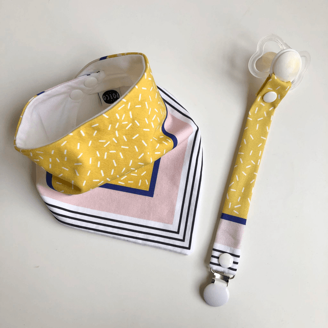 Coffret bavoir bandana + attache tétine - jaune, bleu et rose