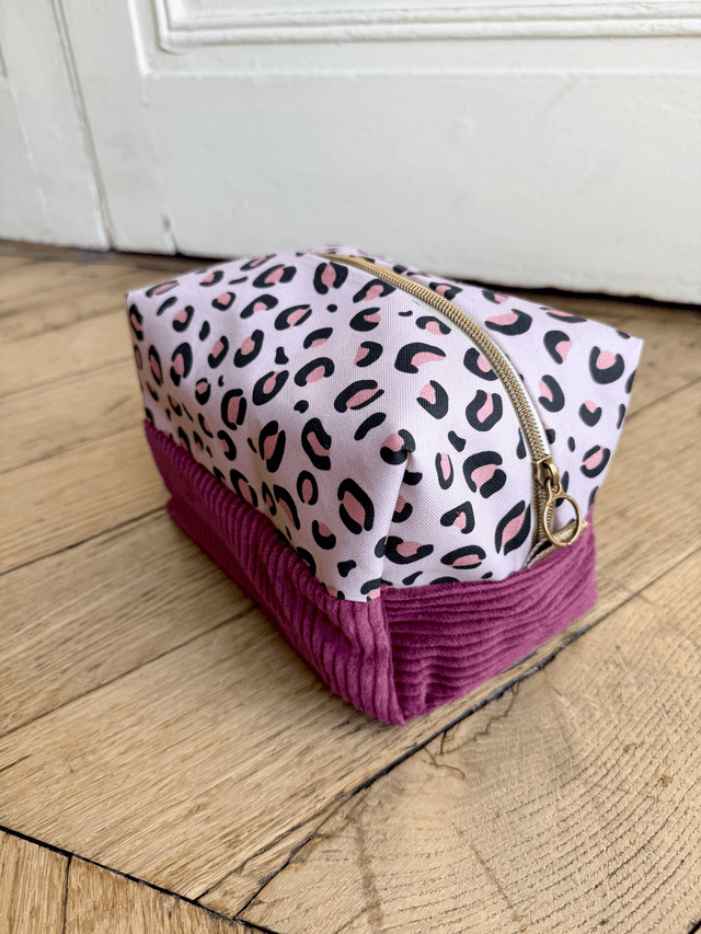 Trousse de toilette carré - tissu intérieur imperméable - LEOPARD velours prune + rose