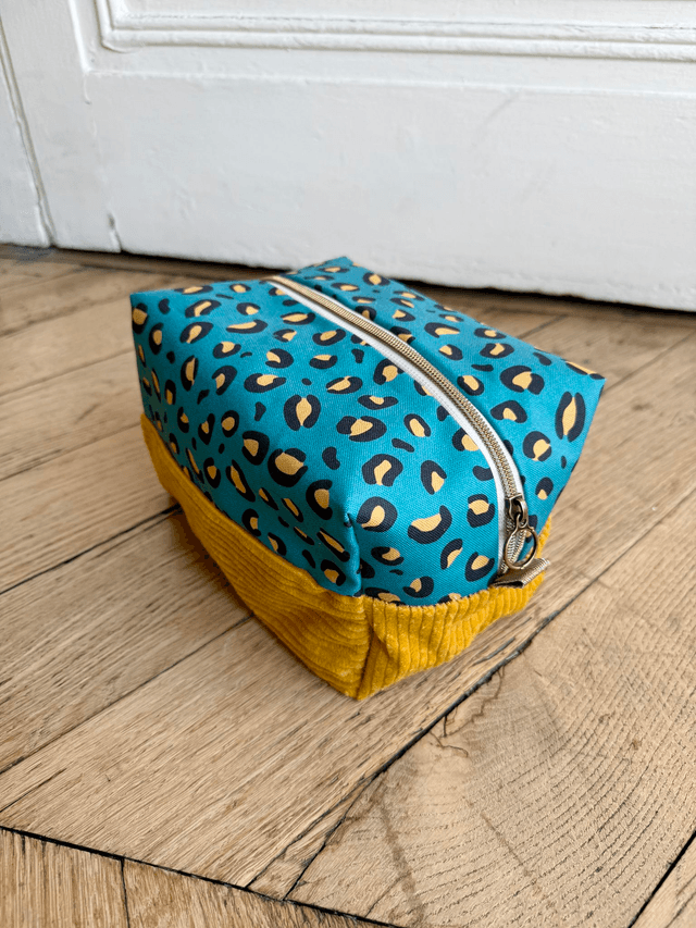 Trousse de toilette carré - tissu intérieur imperméable - LEOPARD velours jaune + turquoise