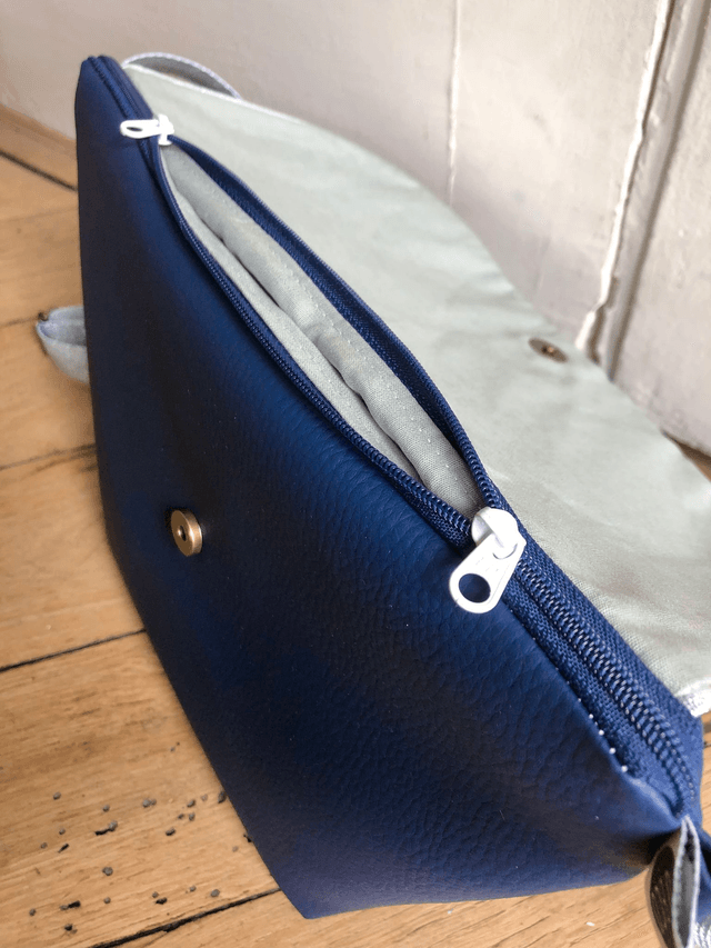 Sac Bandoulière - PLUMES vertes fond bleu marine, simili cuir bleu marine et intérieur vert clair