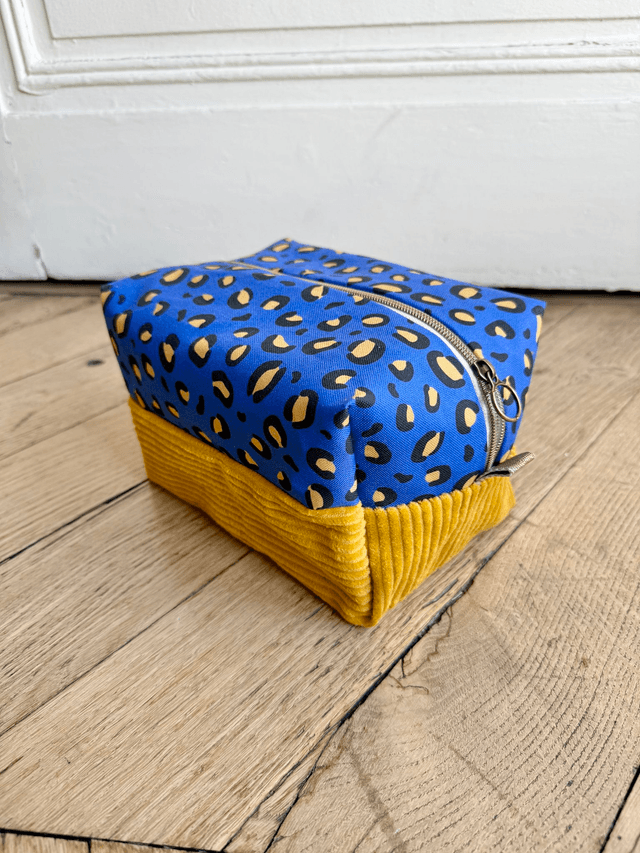 Trousse de toilette carré - tissu intérieur imperméable - LEOPARD velours jaune + bleu