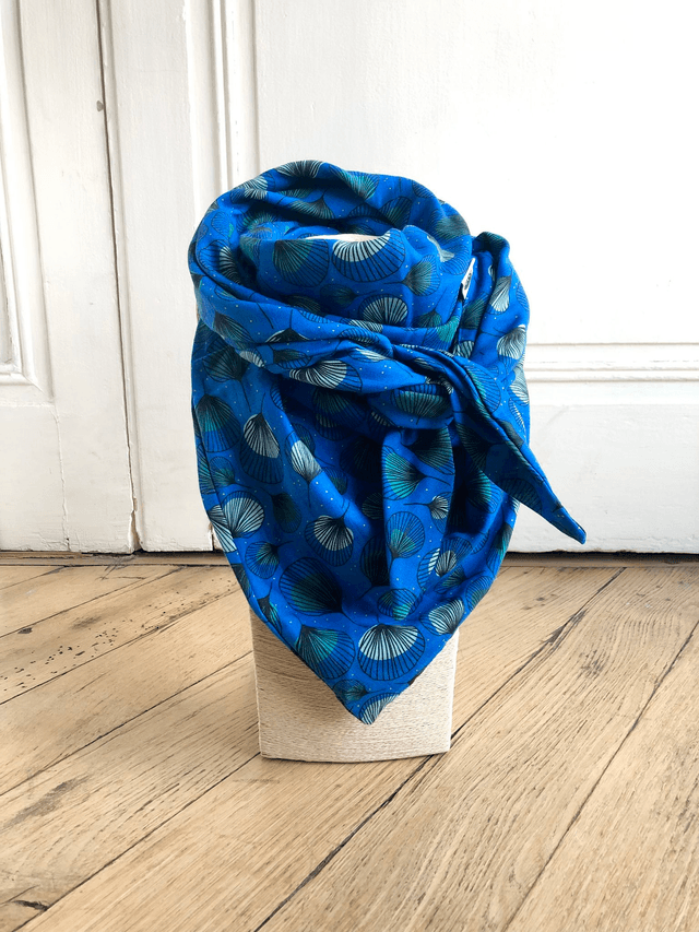 Foulard triangle - plumes vertes fond bleu 