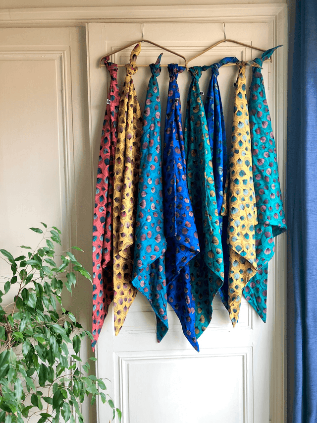 Foulard triangle - plumes rouges fond bleu