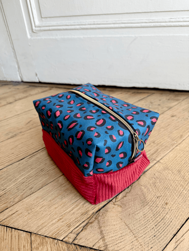 Trousse de toilette carré - tissu intérieur imperméable - LEOPARD velours rouge + pétrole