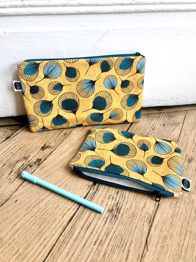 Trousse plate - PLUMES vertes fond  jaune