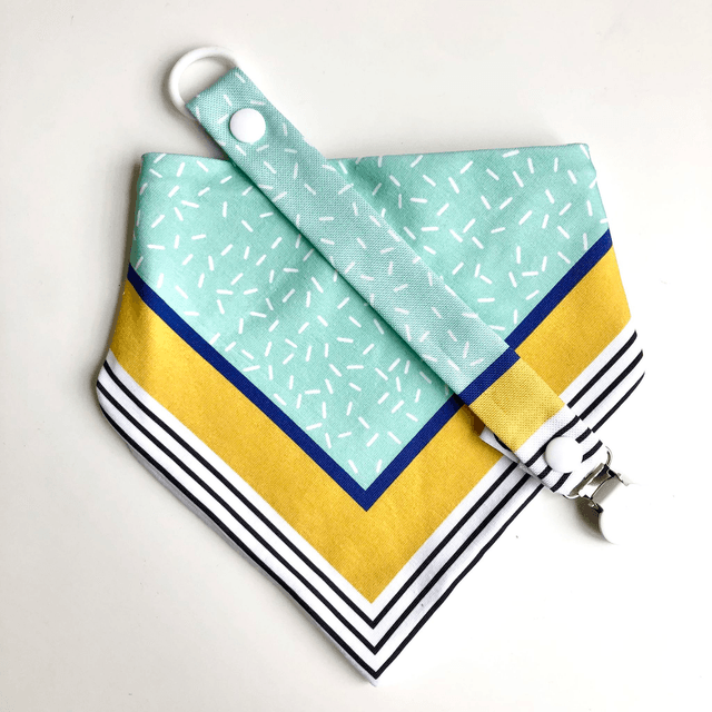 Coffret bavoir bandana + attache tétine - vert clair, bleu et jaune