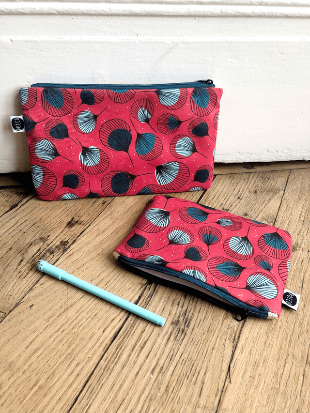 Trousse plate - PLUMES vertes fond rouge