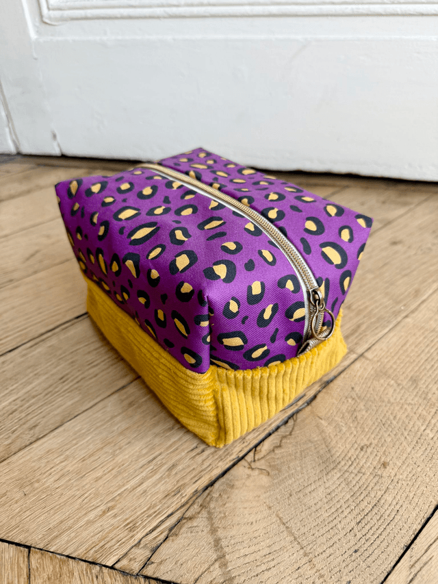 Trousse de toilette carré - tissu intérieur imperméable - LEOPARD velours jaune + prune