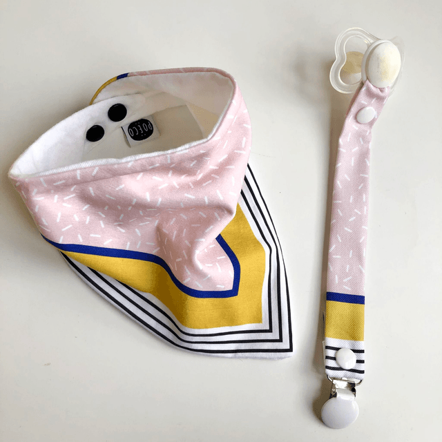 Coffret bavoir bandana + attache tétine - jaune, bleu et jaune
