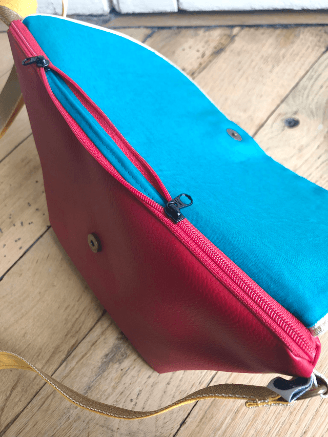 Sac Bandoulière - PLUMES vertes fond rouge, simili cuir rouge