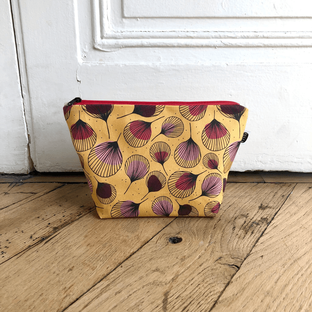 Trousse de toilette - tissu intérieur imperméable - PLUMES rouges fond jaune