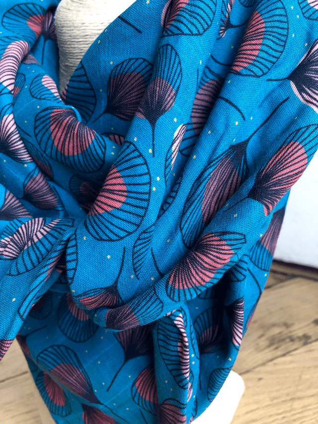 Foulard triangle - plumes rouges fond bleu petrole