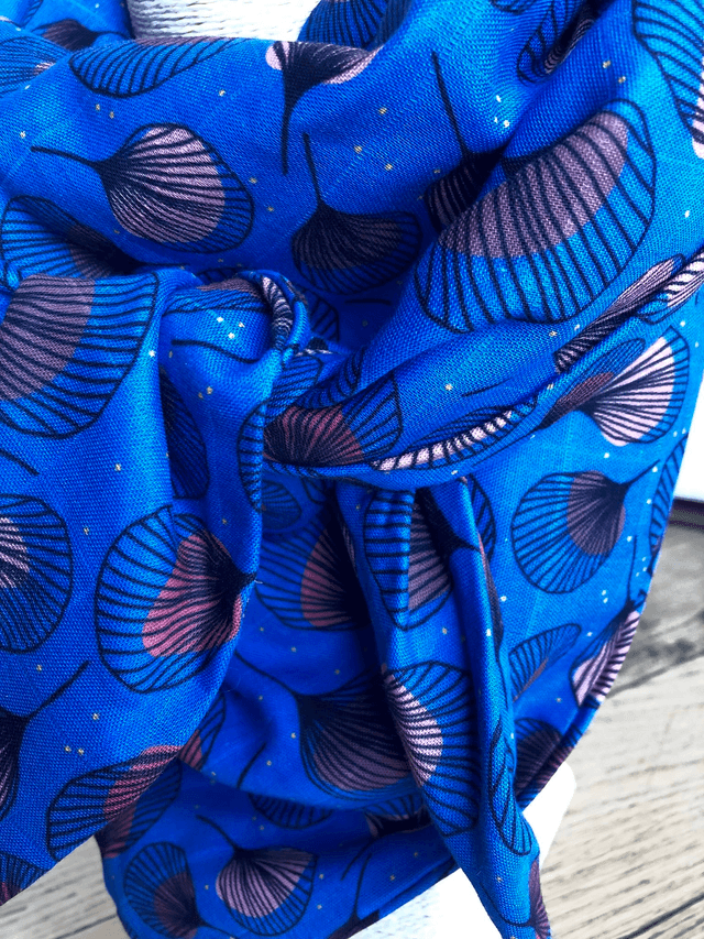 Foulard triangle - plumes rouges fond bleu