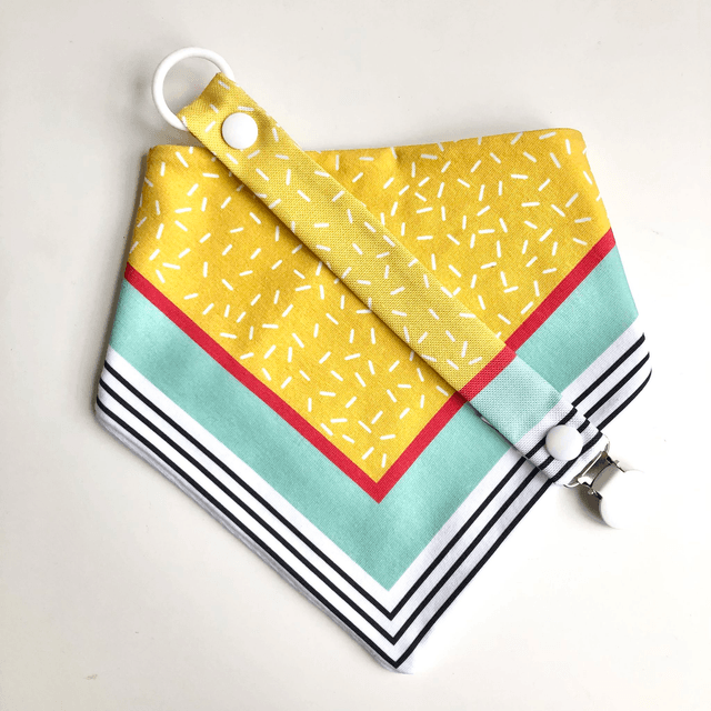 Coffret bavoir bandana + attache tétine - jaune, rouge et vert clair