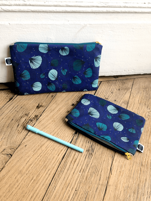 Trousse plate - PLUMES vertes fond bleu marine