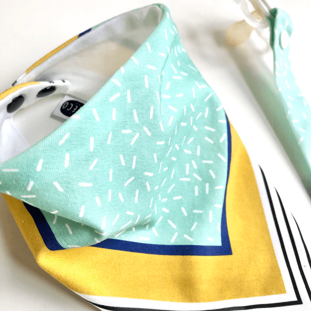 Coffret bavoir bandana + attache tétine - vert clair, bleu et jaune
