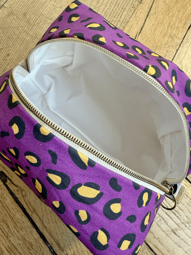 Trousse de toilette carré - tissu intérieur imperméable - LEOPARD velours jaune + prune