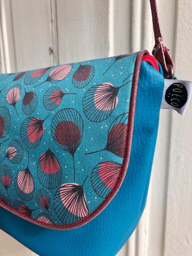 Sac Bandoulière - PLUMES rouges fond turquoise, simili cuir turquoise et intérieur turquoise