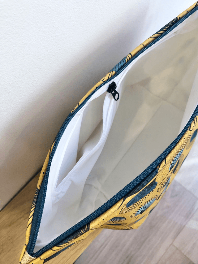 Trousse de toilette - tissu intérieur imperméable - PLUMES vertes fond jaune