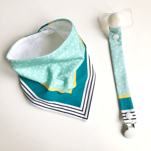 Coffret bavoir bandana + attache tétine - vert et vert fonçé