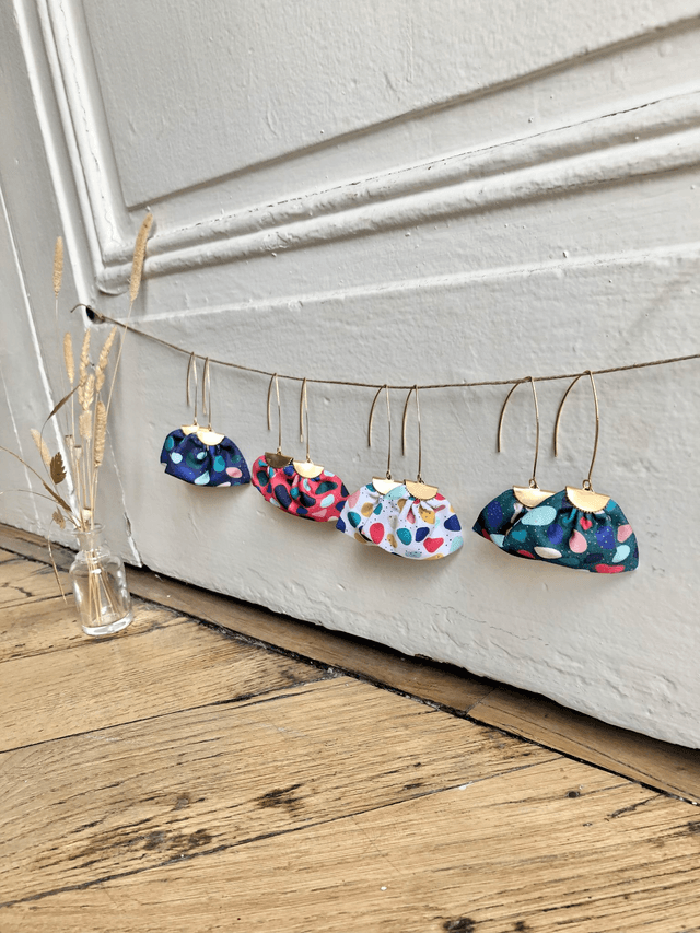 Boucles d'oreilles -   LONGUES JELLY BEANS - fond rouge
