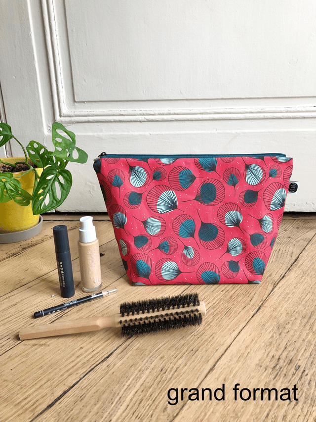 Trousse de toilette - tissu intérieur imperméable - PLUMES vertes fond rouge