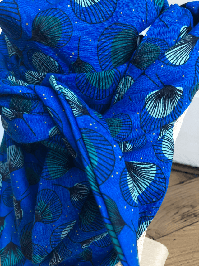 Foulard triangle - plumes vertes fond bleu 