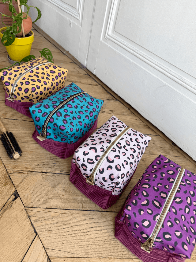 Trousse de toilette carré - tissu intérieur imperméable - LEOPARD velours jaune + turquoise