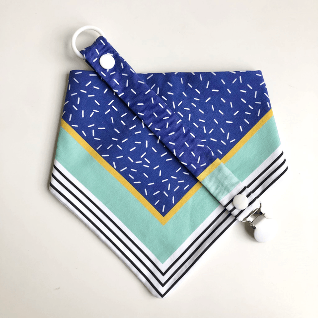 Coffret bavoir bandana + attache tétine - bleu, jaune et vert clair