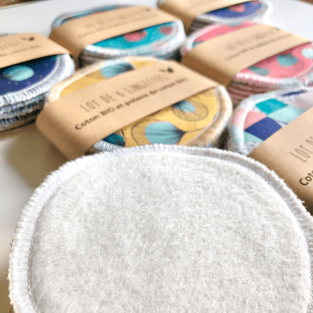 Lingettes démaquillantes - Plumes vertes fond bleu jaune
