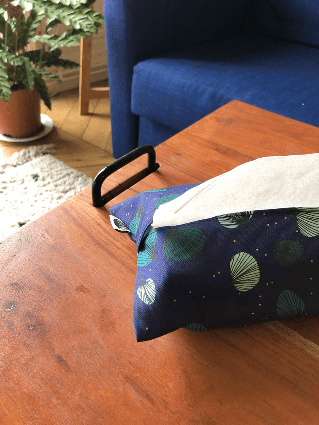 Pochette mouchoirs - PLUMES vertes fond bleu marine