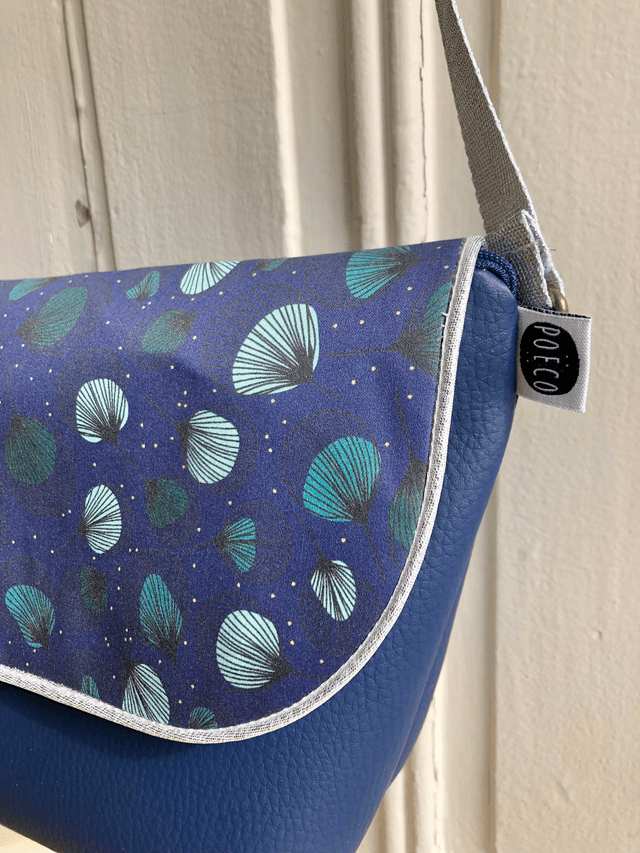 Sac Bandoulière - PLUMES vertes fond bleu marine, simili cuir bleu marine et intérieur vert clair