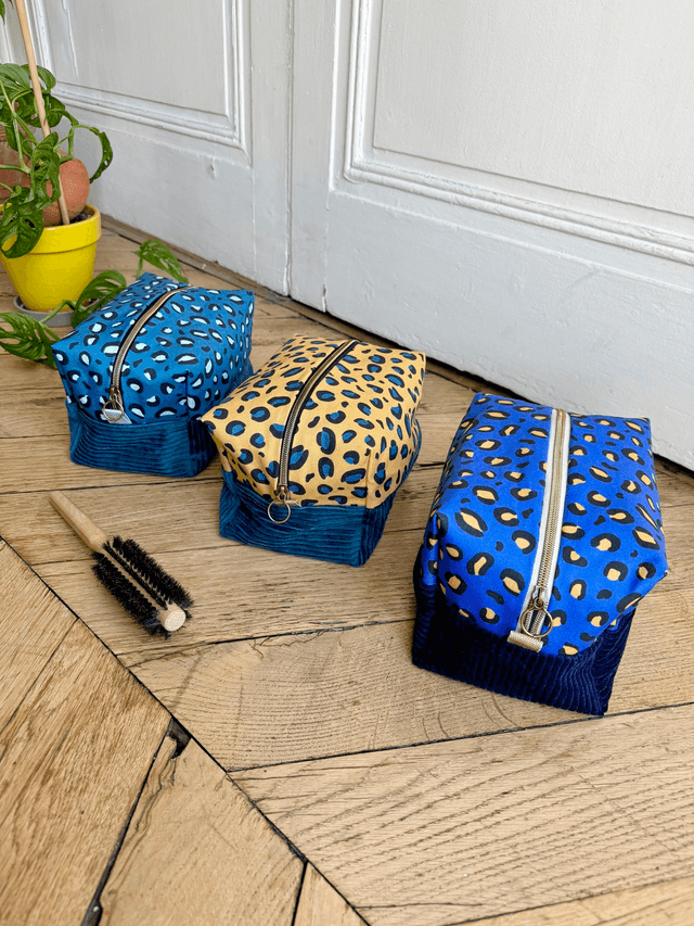 Trousse de toilette carré - tissu intérieur imperméable - LEOPARD velours jaune + bleu