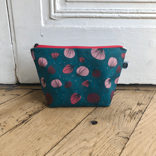 Trousse de toilette - tissu intérieur imperméable - PLUMES rouges fond vert fonçé