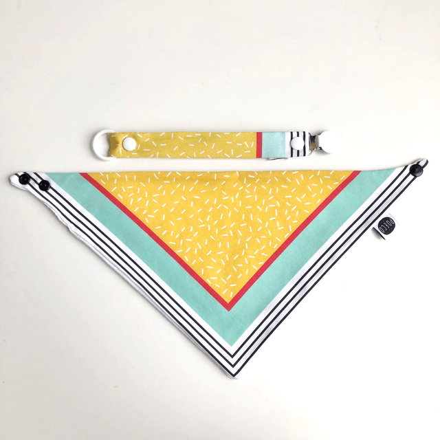 Coffret bavoir bandana + attache tétine - jaune, rouge et vert clair