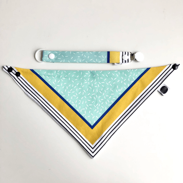 Coffret bavoir bandana + attache tétine - vert clair, bleu et jaune