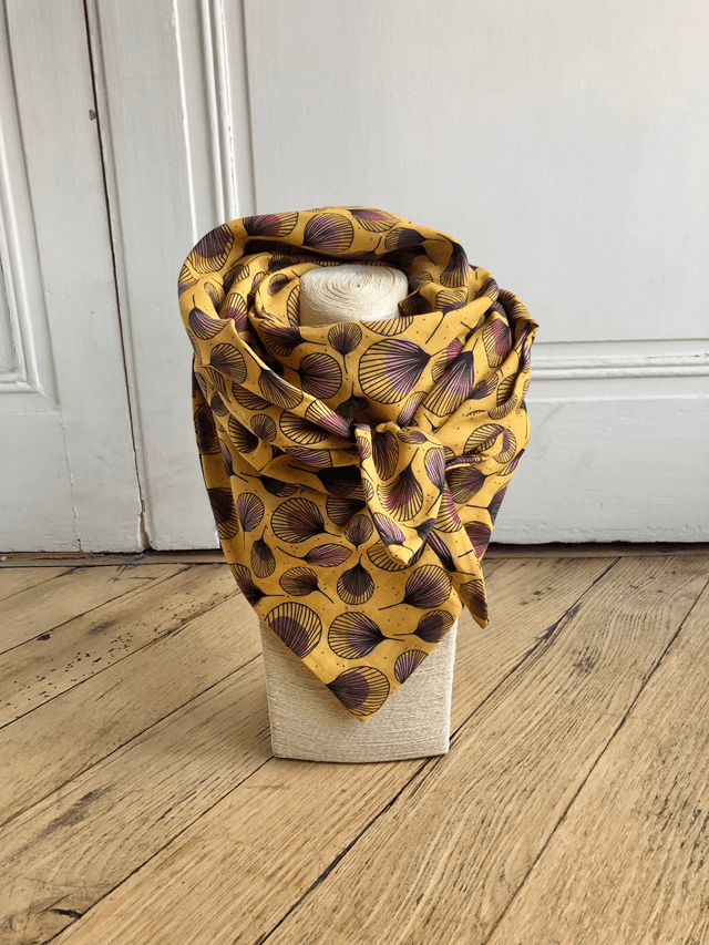 Foulard triangle - plumes rouges fond jaune