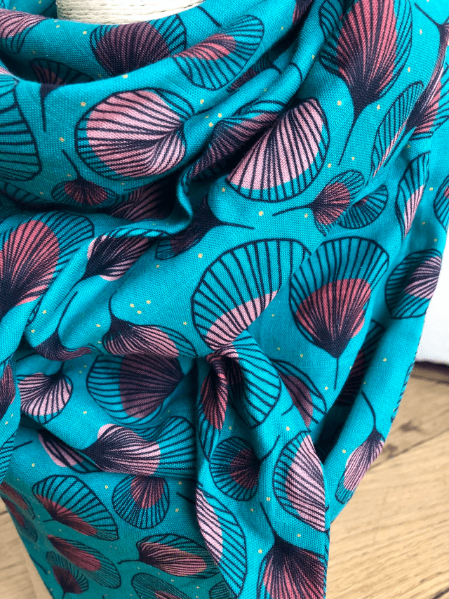 Foulard triangle - plumes rouges fond turquoise fonçé