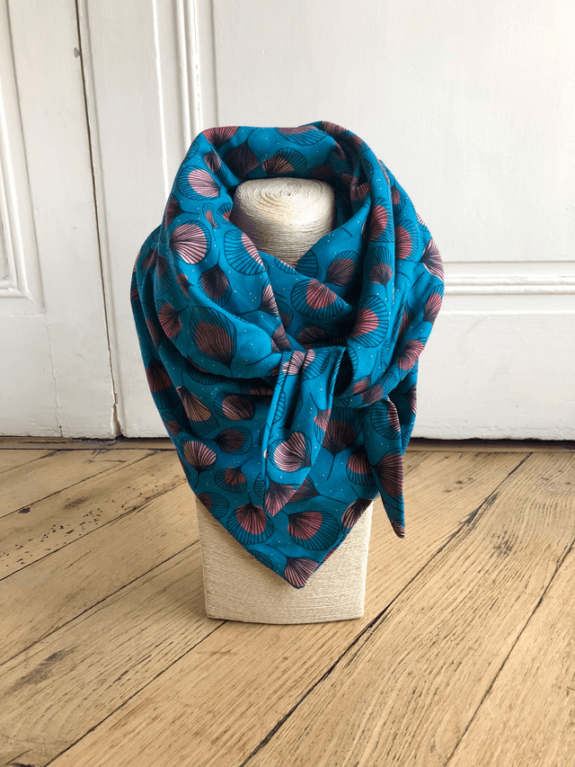 Foulard triangle - plumes rouges fond bleu petrole