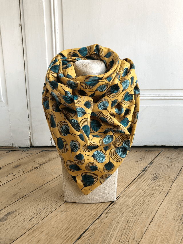 Foulard triangle - plumes vertes fond jaune