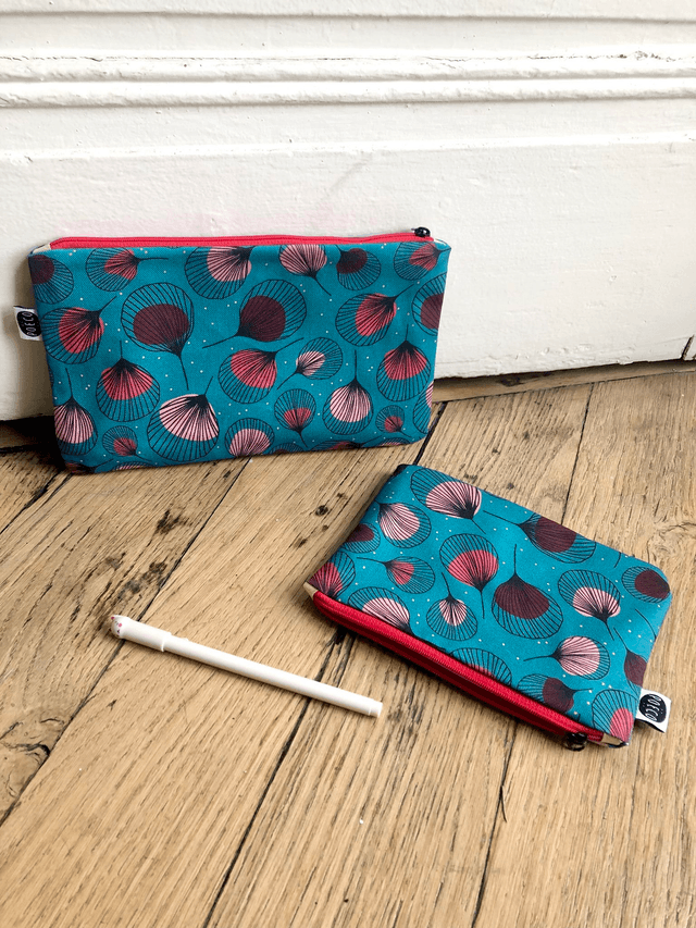 Trousse plate - PLUMES rouges fond vert clair
