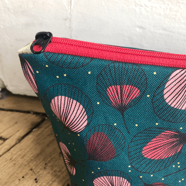Trousse de toilette - tissu intérieur imperméable - PLUMES rouges fond vert fonçé