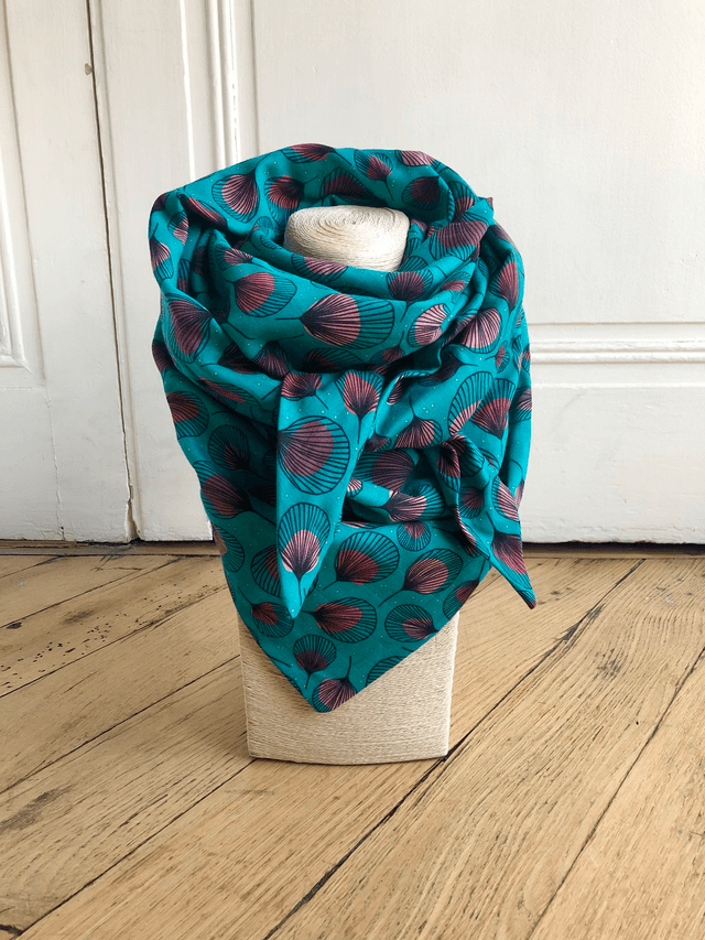 Foulard triangle - plumes rouges fond turquoise fonçé