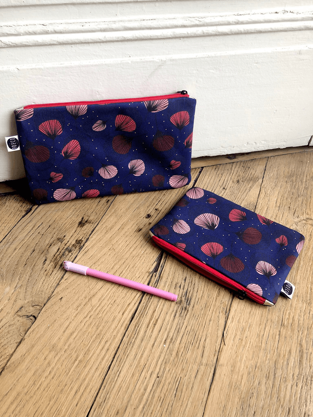 Trousse plate - PLUMES rouges fond bleu marine
