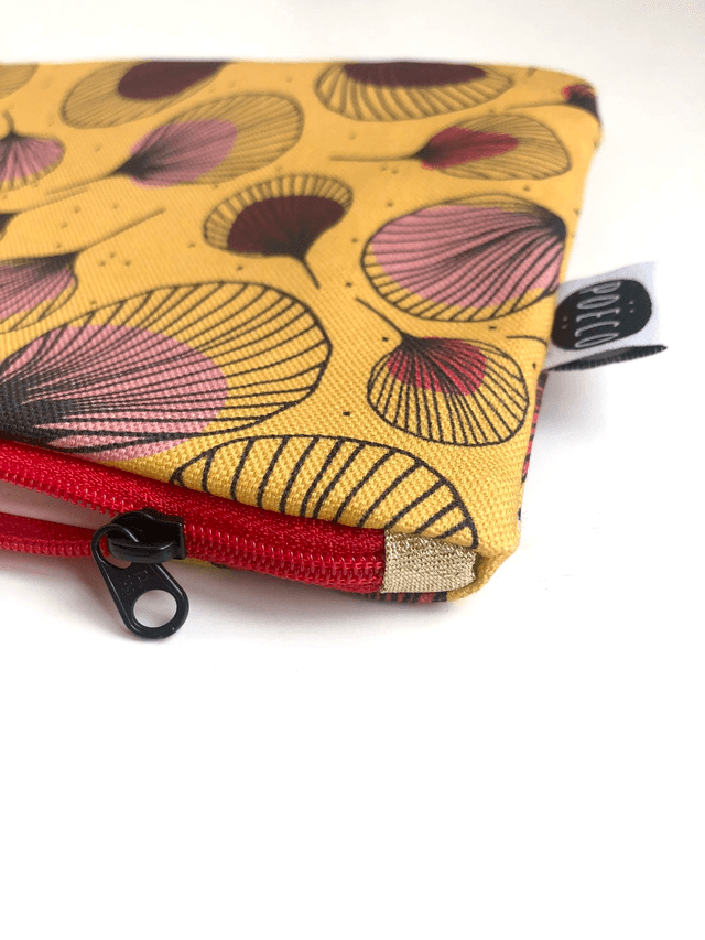 Trousse porte-monnaie -  PLUMES rouges fond jaune