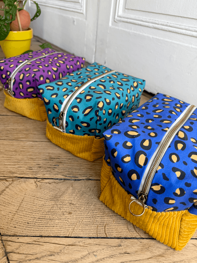 Trousse de toilette carré - tissu intérieur imperméable - LEOPARD velours vert + bleu