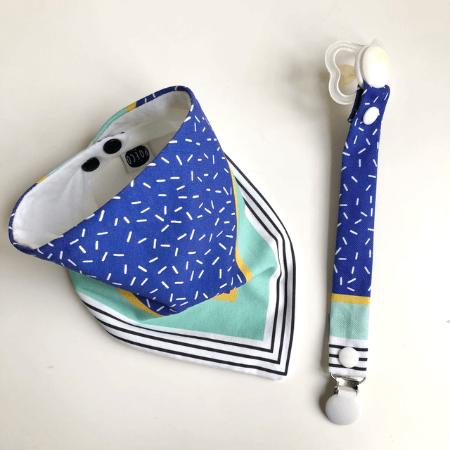 Coffret bavoir bandana + attache tétine - bleu, jaune et vert clair