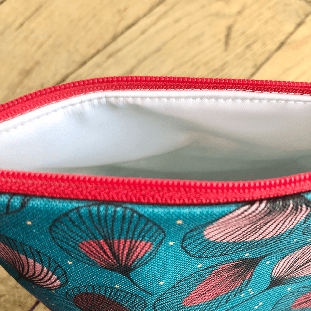 Trousse de toilette - tissu intérieur imperméable - PLUMES rouges fond turquoise