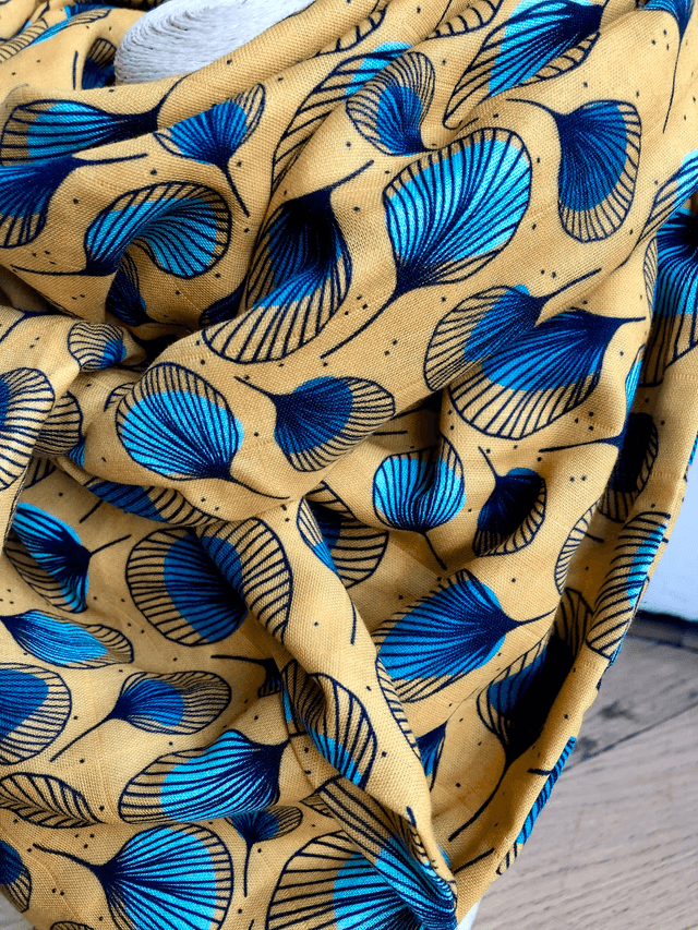 Foulard triangle - plumes vertes fond jaune