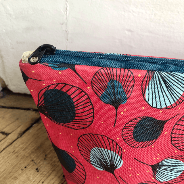 Trousse de toilette - tissu intérieur imperméable - PLUMES vertes fond rouge